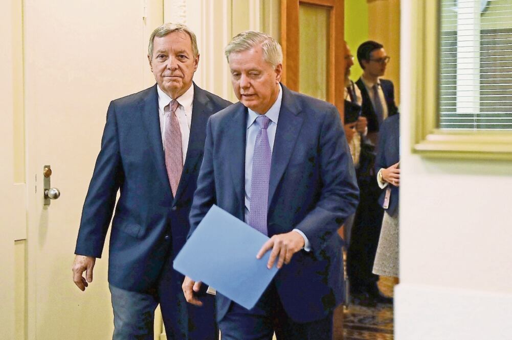 Los senadores Whip Dick Durbin (izq.) y Lindsey Graham llegan a la conferencia de prensa en el Capitolio para presentar la Dream Act 2017 (JOE RAEDLE. AFP)