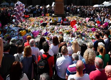 Video. Manchester cura heridas del atentado con canción de Oasis