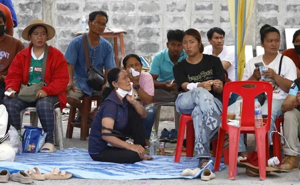 Familiares de los desaparecidos en el edificio que colapsó en Bangkok. Foto: EFE