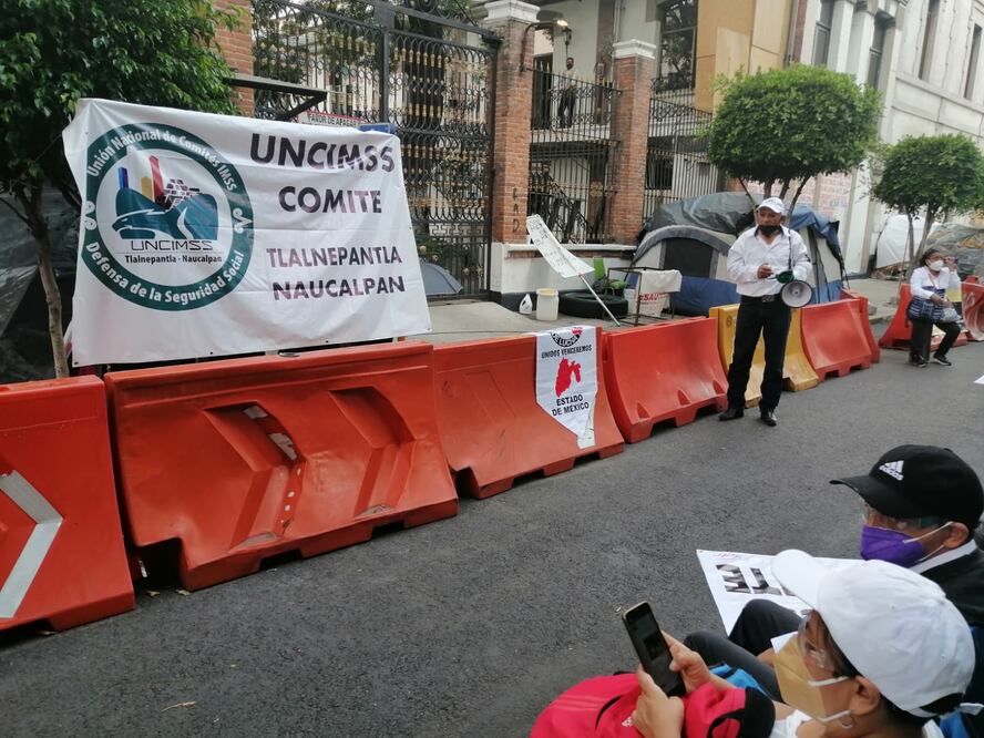 Jubilados del IMSS frente a la Segob. FOTO: Víctor Gamboa Arzola
