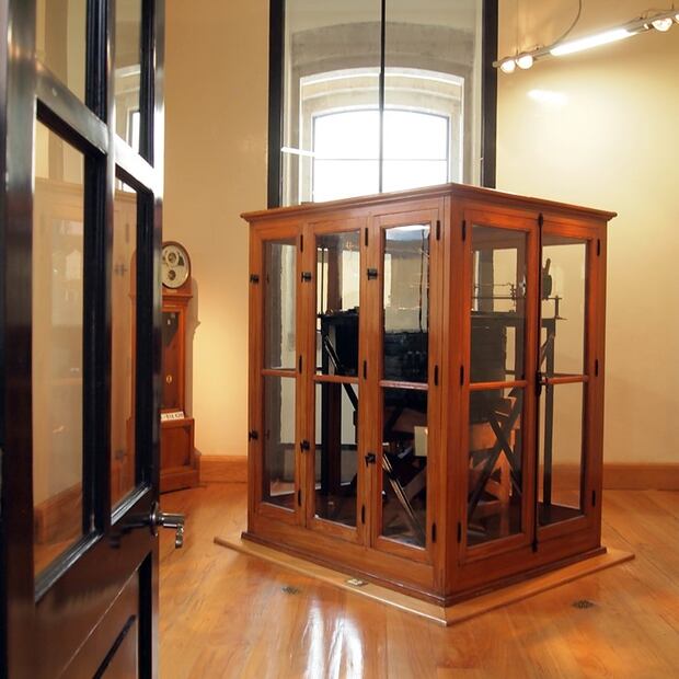 Uno de los primeros instrumentos para medición de sismos instalado en México fue un sismógrafo mecánico horizontal Wiechert, de 1,200 kg. Actualmente está en exhibición en el Museo de Geofísica de la UNAM, en la ciudad de México. Foto: Archivo Museo de Geofísica de la UNAM/ Especial.