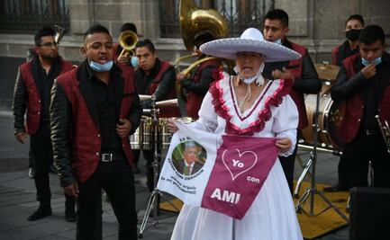 Simpatizantes cantan “Las Mañanitas” a AMLO en su cumpleaños 67
