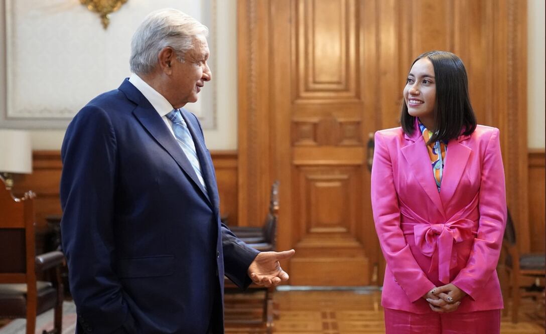 El presidente López Obrador difundió una fotografía de su reunión en Palacio Nacional con la joven originaria de Jalisco. Foto: especial