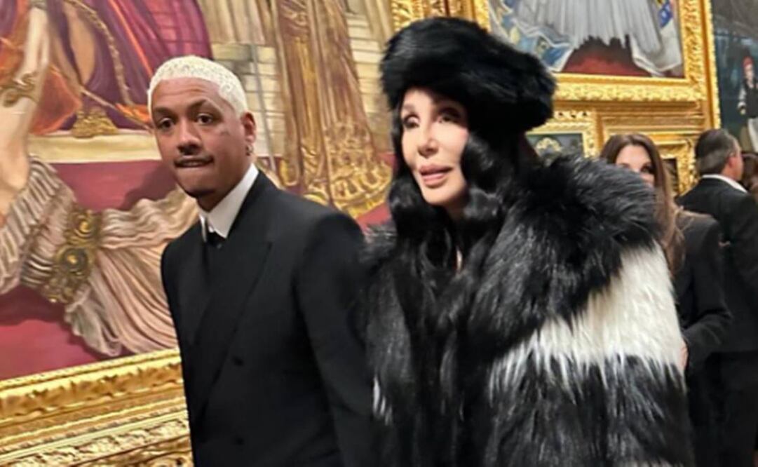 Cher presume su relación con Alexander Edwards en redes sociales.