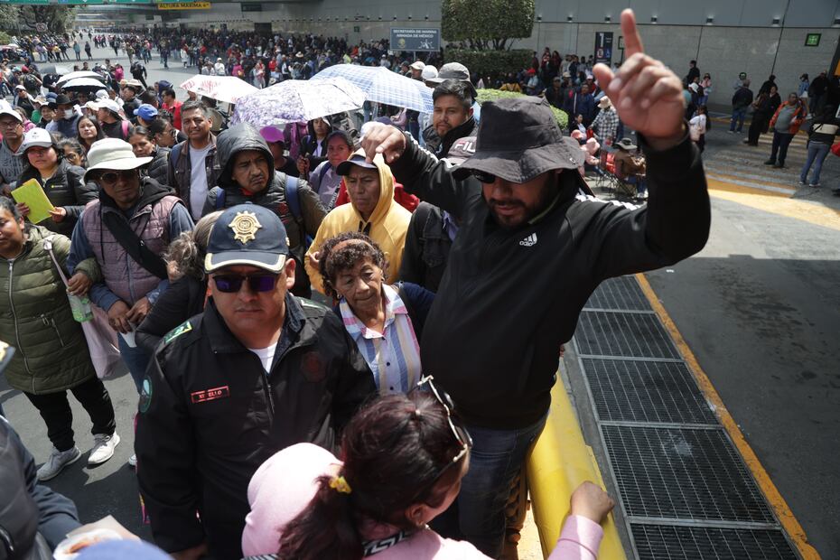 A primera hora de este jueves, miles de docentes y agremiados al sindicato CNTE de diferentes estados salieron a tomar las calles de la capital afectando la circulación vehicular y peatonal. La terminales 1 y 2 del AICM fueron cerradas en su totalidad. (Foto: Carlos Mejía/ EL UNIVERSAL)