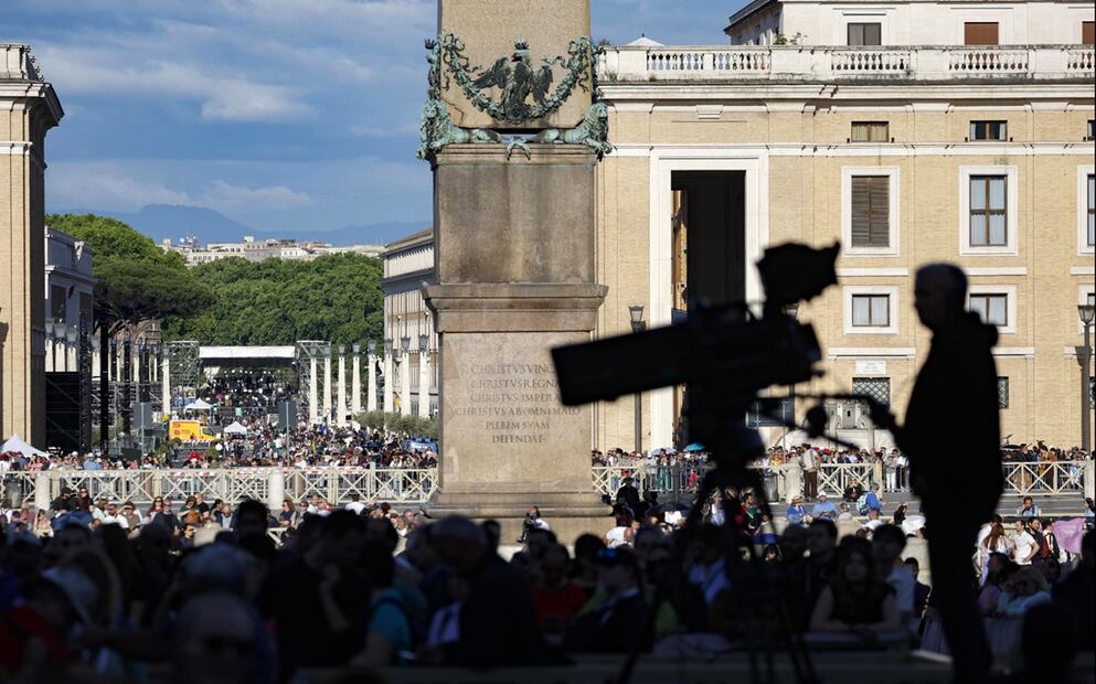 Un camarógrafo toma a los fieles que se reúnen en la Plaza de San Pedro del Vaticano, el 7 de mayo de 2025. Foto: EFE
