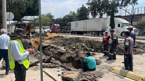 Continúan trabajos para rellenar zanja en Eduardo Molina tras megafuga de agua; labores concluirían este miércoles 14 de mayo