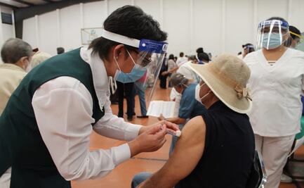 En su auto, mujer de Cuernavaca traslada adultos mayores para ser vacunados contra Covid-19