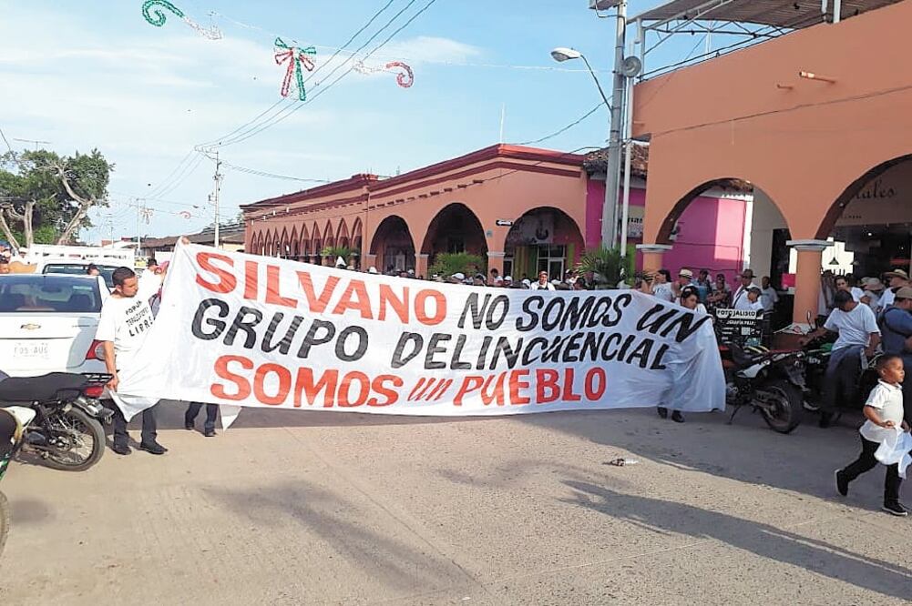 A las protestas se unieron habitantes de otros municipios michoacanos. Foto: CHARBELL LUCIO