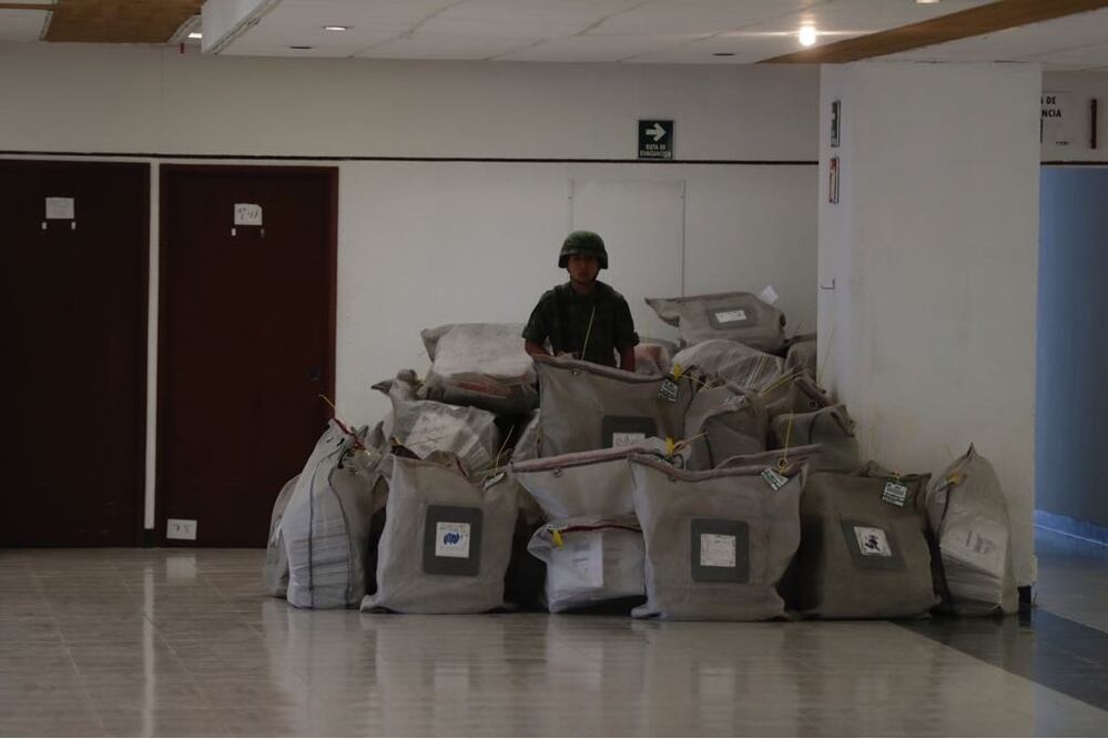El proceso de resguardo lo realizan elementos de la Secretaría de Defensa Nacional. Foto: Luis Cortés