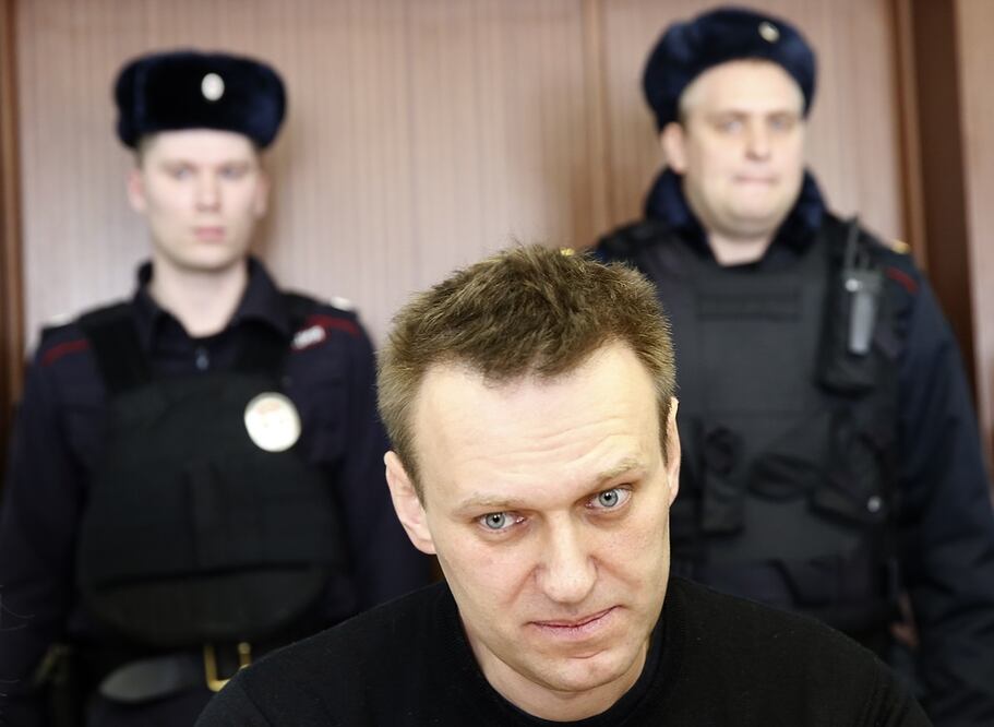 El líder de la oposición rusa Alexei Navalny durante una audiencia en el Tribunal Municipal de Moscú, Rusia, en marzo de 2017. Foto: EFE