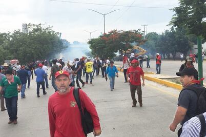 Desalojan a docentes que bloqueaban vías