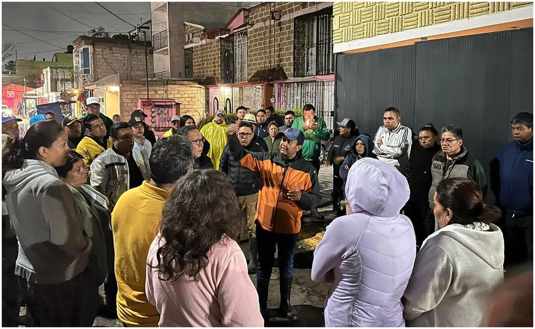 “Ayer por la noche llovió fuerte y otra vez se estaba filtrando agua del canal y como a las 12 de la noche nos comunicaron que sacáramos los autos otra vez porque no sabían si se iba a desbordar otra vez el canal porque ya estaba lleno y no corría el agua”, detalló Miguel, habitante del lugar. Foto: Especial
