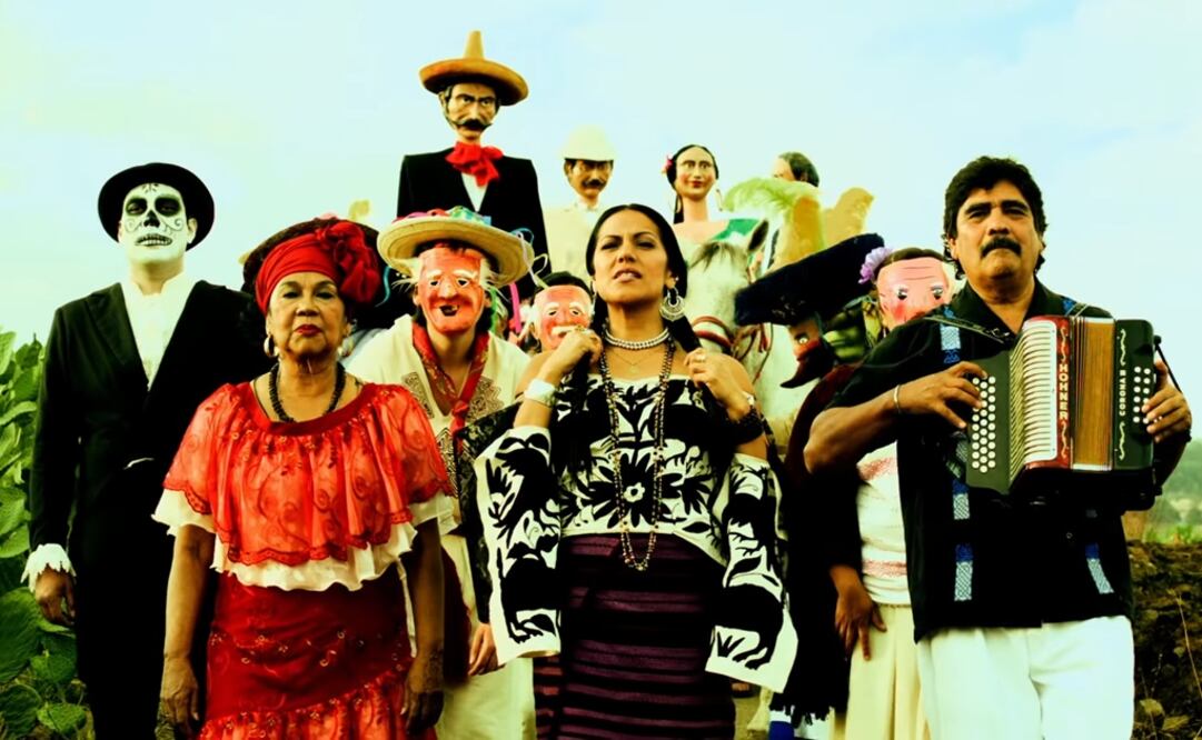 Celso Piña con Toto la Momposina y Lila Downs grabó "“Zapata se queda” de la oaxaqueña.  Foto: Captura video
