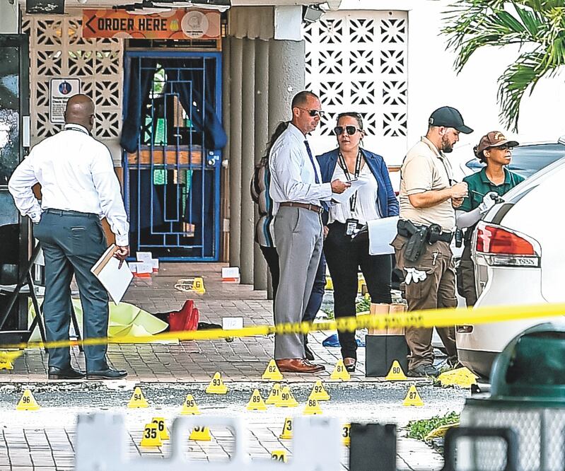 La escena del crimen en la que hombres armados dispararon a asistentes en un concierto en Miami. Foto: CHANDAN KHANNA. AFP