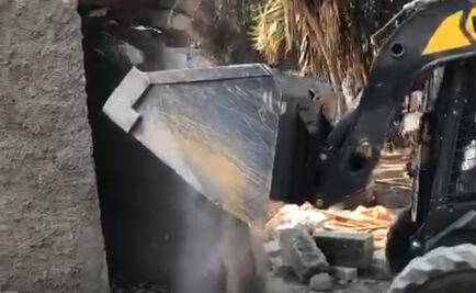 Demuelen casa entre tumbas en Panteón Dolores