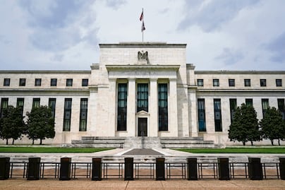 Fed se inclina por dos recortes más a su tasa de interés antes de fin de año, revelan minutas