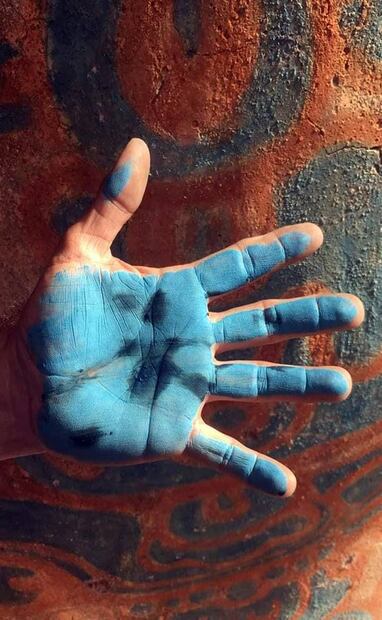 De tonos más claros, pero también muy llamativo, el azul maya es otro producto de larga tradición en el sureste mexicano, famoso por su durabilidad y su probable papel central en antiguos rituales mayas. Foto: Facebook Luis May Ku.