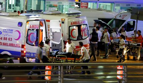 Explosiones en aeropuerto de Estambul dejan al menos 10 muertos