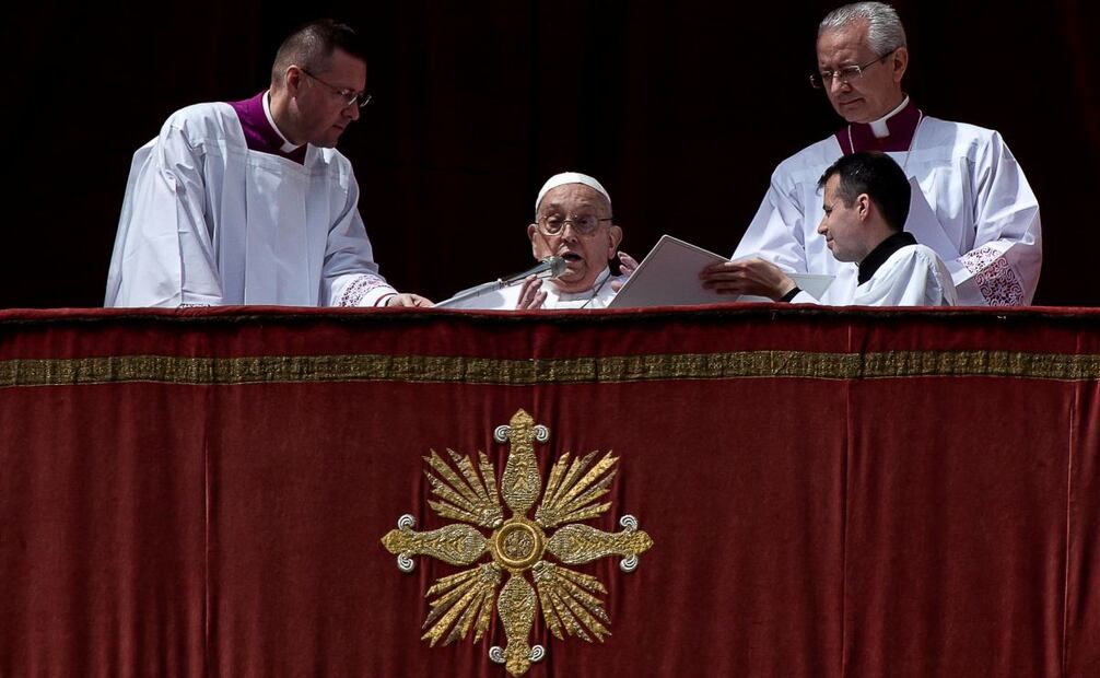 El papa Francisco habla durante la bendición Urbi et Orbi tras la misa de Pascua en la Plaza de San Pedro, en la Ciudad del Vaticano, el 20 de abril de 2025. Foto: EFE