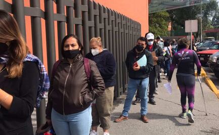 Maestros forman fila kilométrica por vacuna contra Covid en Tlalnepantla