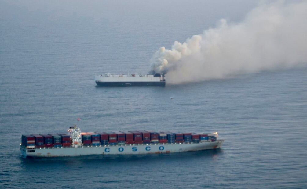 Imágenes de video publicadas por la guardia costera muestran humo saliendo del buque de 600 pies que, según se informa, transporta más de 3 mil vehículos. Foto: AP
