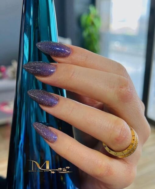 Diseños de uñas con glitter para brillar en la temporada de fiestas