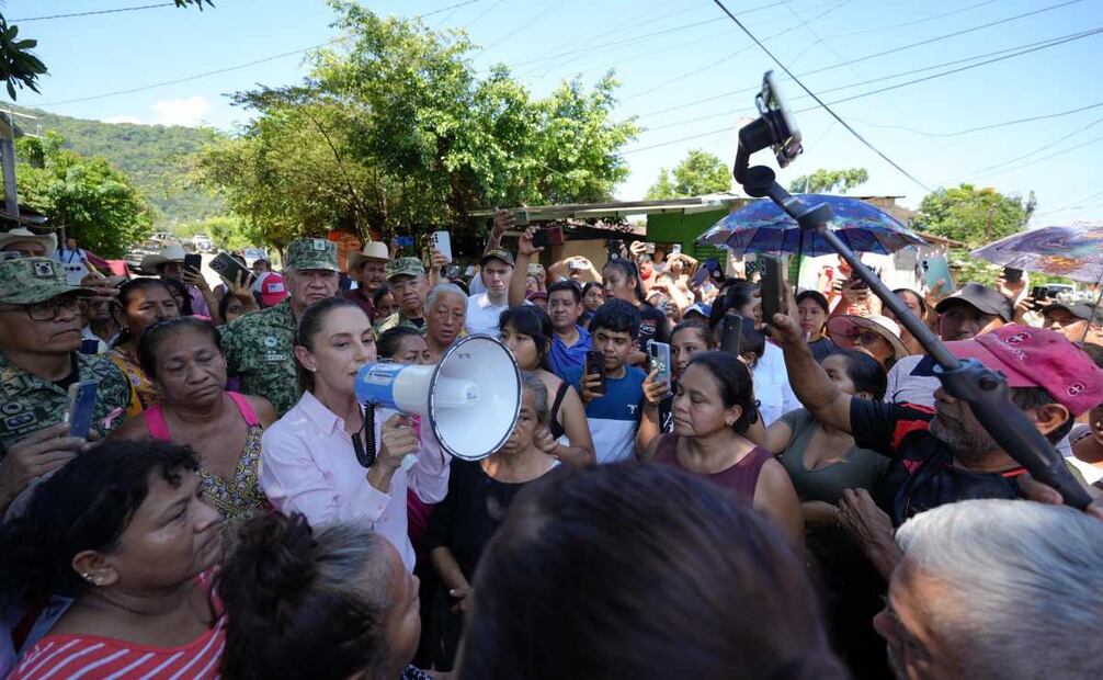 La presidenta Claudia Sheinbaum Pardo recorrió la comunidad de La Ceiba, en Puebla, este domingo 12 de octubre de 2025. Foto: Presidencia