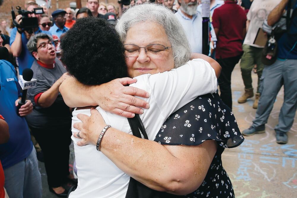 Susan Bro en el monumento a su hija Heather, quien murió en Charlottesville. (WIN MCNAMEE. AFP)