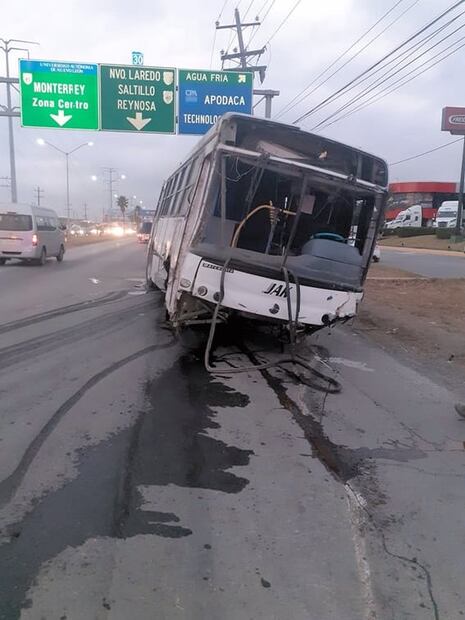 Se registra accidente entre tráiler y camión en Apodaca; hay dos lesionados