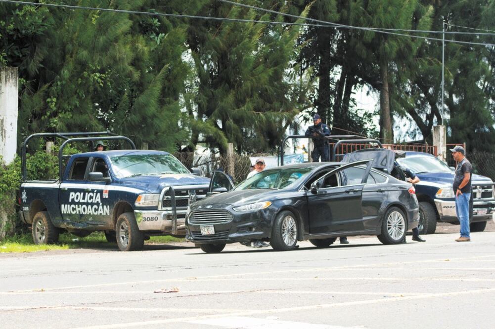Elementos de las policías Michoacán, Ministerial y de Seguridad Pública Municipal reforzaron los operativos de vigilancia en Uruapan. Fotos: CHARBELL LUCIO. EL UNIVERSAL