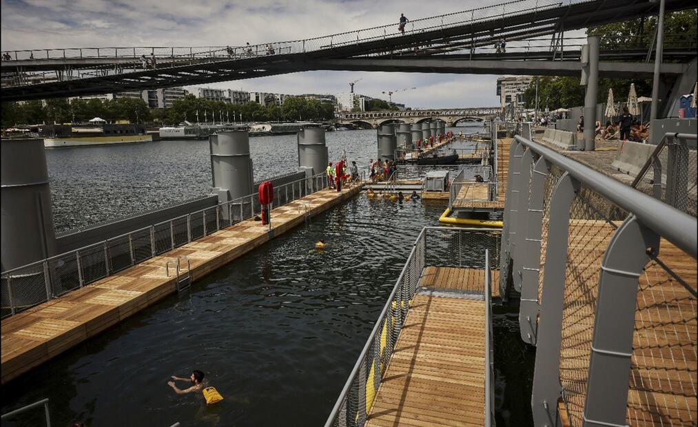 Personas nadan en la zona de baño segura de Bercy, durante la inauguración de las tres piscinas del Sena, como parte del evento "Paris Plages", el 5 de julio de 2025. Foto: AP