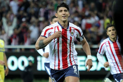 Alan Pulido presume su auto de lujo