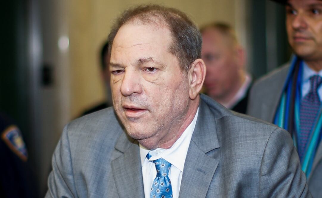 Weinstein, vestido con traje de chaqueta gris y camisa blanca, llegó hoy a la sala diez minutos antes del comienzo de la sesión, caminando lentamente y ayudándose del nuevo andador con ruedas que comenzó a llevar a mitad de juicio.. Foto: Reuters 