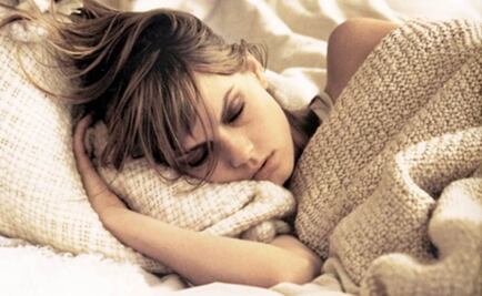 Dormir menos de 6 horas propiciaría resfriados