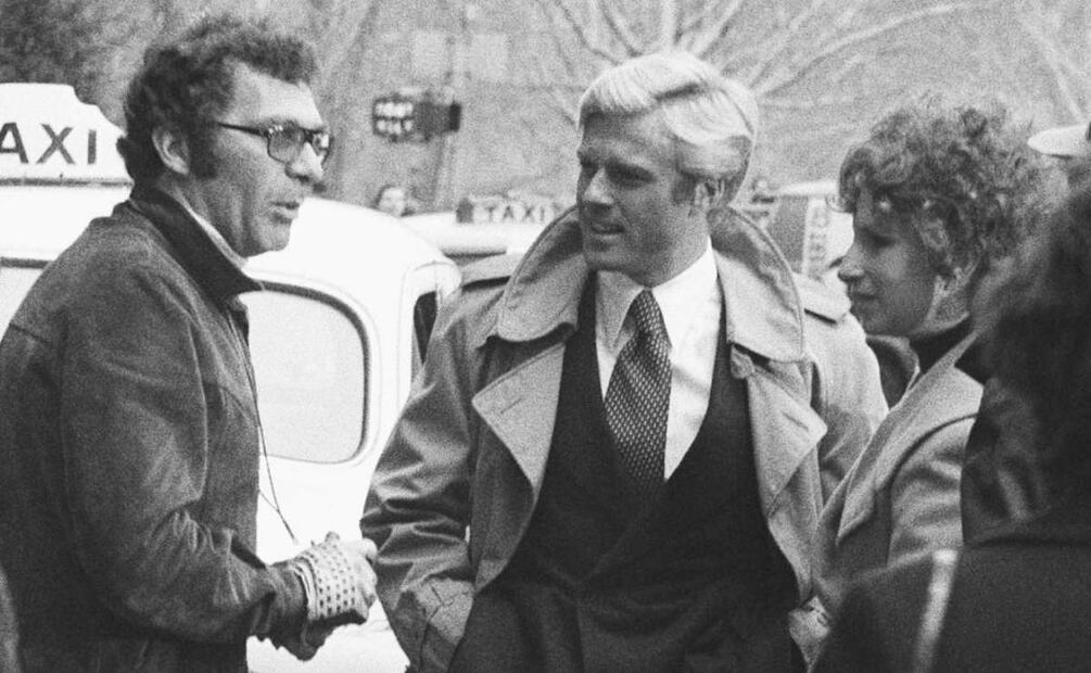 El director Sydney Pollack (izquierda) aparece con los actores Robert Redford (centro) y Barbra Streisand durante el rodaje de "Tal como éramos" en Nueva York el 28 de noviembre de 1972.
Foto: AP/Marty Lederhandler, archivo.