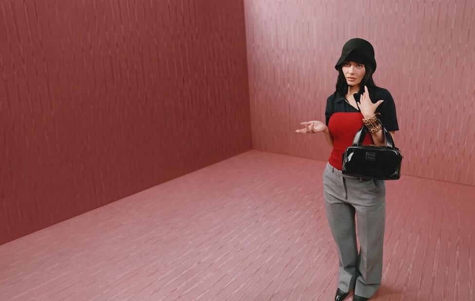 Kylie Jenner posa con prendas clásicas de la nueva colección de Miu Miu. Foto: Especial. Miu Miu