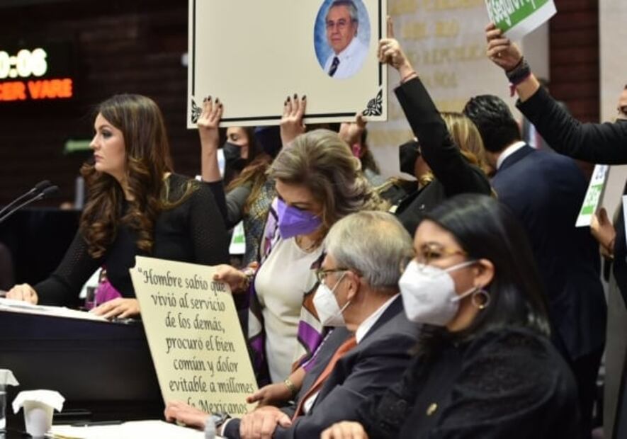 “¿Cómo le gustaría ser recordado?”: Diputados del PAN entregan lápida a Jorge Alcocer