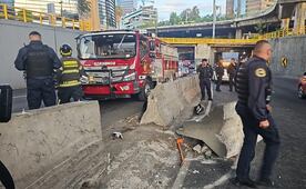 Taxi del AICM choca contra dovelas de concreto en Periférico; bomberos atienden emergencia en Miguel Hidalgo
