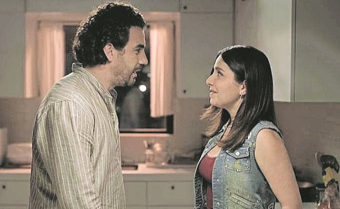  Quijano interpreta a un excantante popular de Monterrey y Bovio a la expresidenta de su club de fans, quienes ahora son vecinos. 