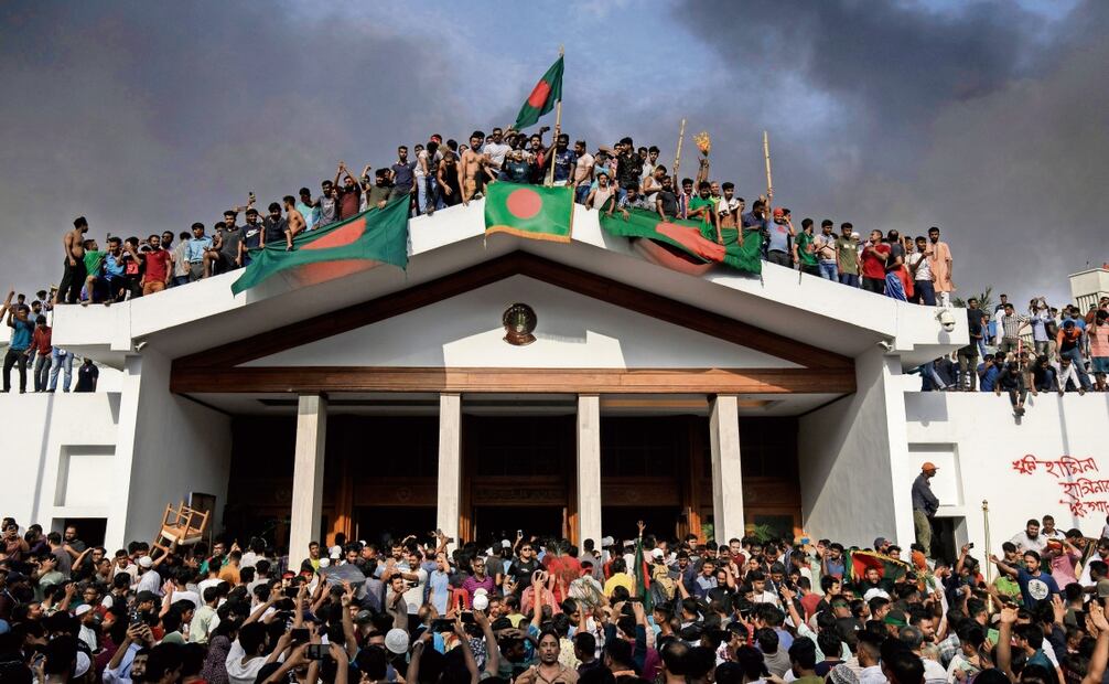 En Daca, manifestantes celebraron afuera del Parlamento de Bangladesh, luego de la renuncia de la primera ministra Sheikh Hasina. Foto: Rajib Dhar  AP