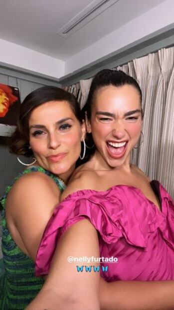 Dua Lipa impone tendencia con sensual top de hombros caídos