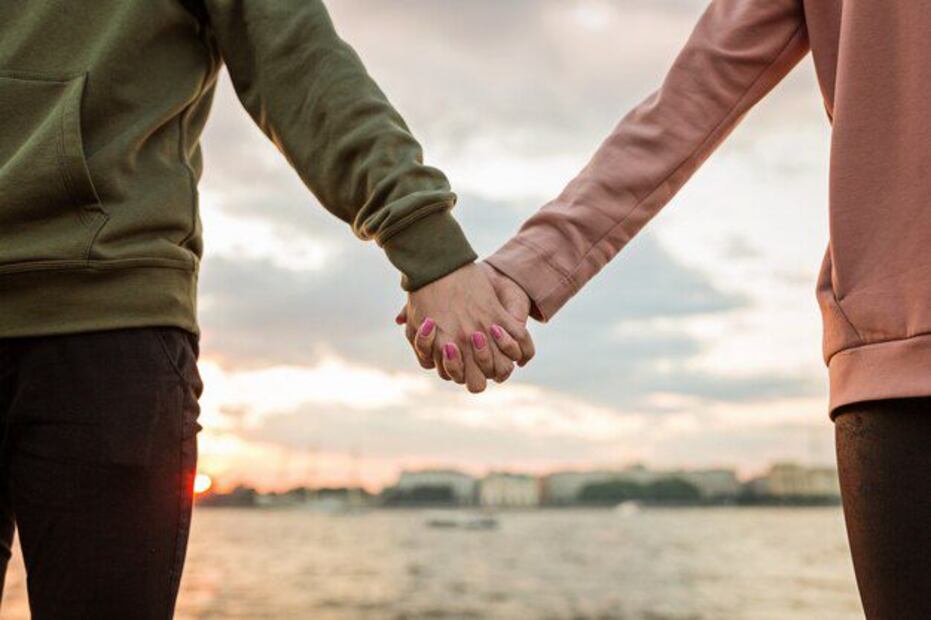 Los análisis de IA han encontrado que la convivencia prolongada antes del matrimonio reduce la probabilidad de divorcio. Fuente: Freepik.
