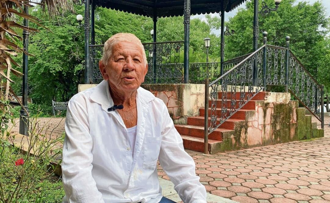 Don Jesús, de 78 años, asegura que nunca había vivido una situación como la que hoy ha hecho que las familias huyan de Los Plátanos. Él sacó a su esposa y a su nieto. Foto: Carlos Arrieta | El Universal