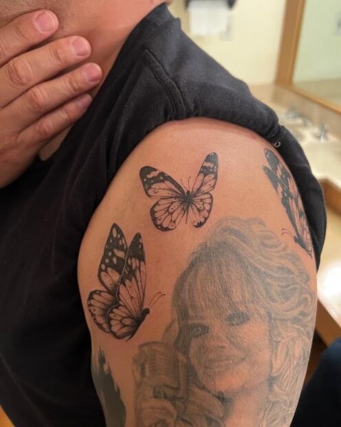 Lupillo Rivera convierte el tatuaje de Belinda en un tributo a su hermana Jenni