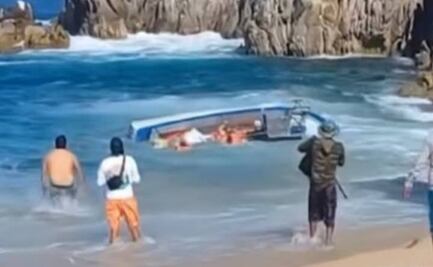Vuelca lancha de turistas en playa de Cabo San Lucas; rescatan a todos los pasajeros