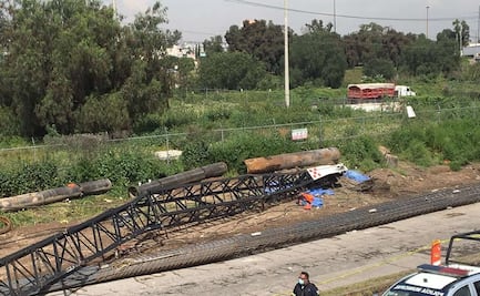 Grúa se desploma en Ecatepec; deja 5 muertos y 2 heridos