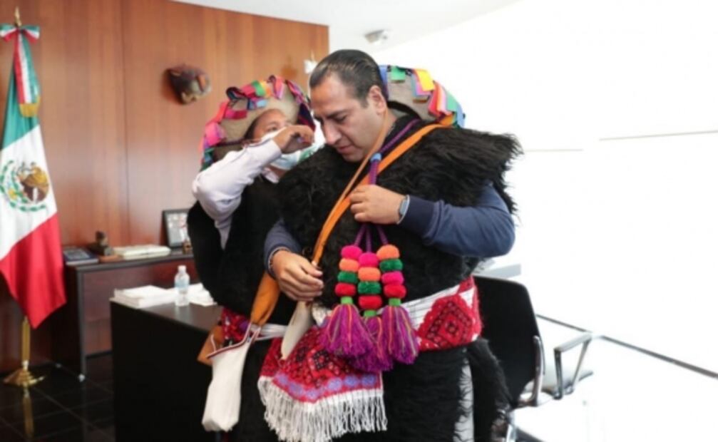 Presidente del Senado asiste a sesión con traje típico de Tenejapa, Chiapas
