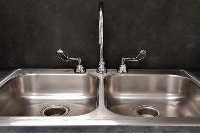 Economía analizará si mantiene cuotas compensatorias a fregaderos de acero chinos; investiga prácticas desleales en importación