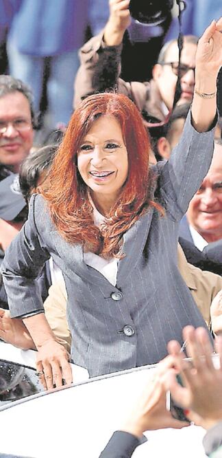 La ex jefa de Estado argentina, Cristina Fernández de Kirchner, con simpatizantes en esta foto de abril (ARCHIVO EL UNIVERSAL)